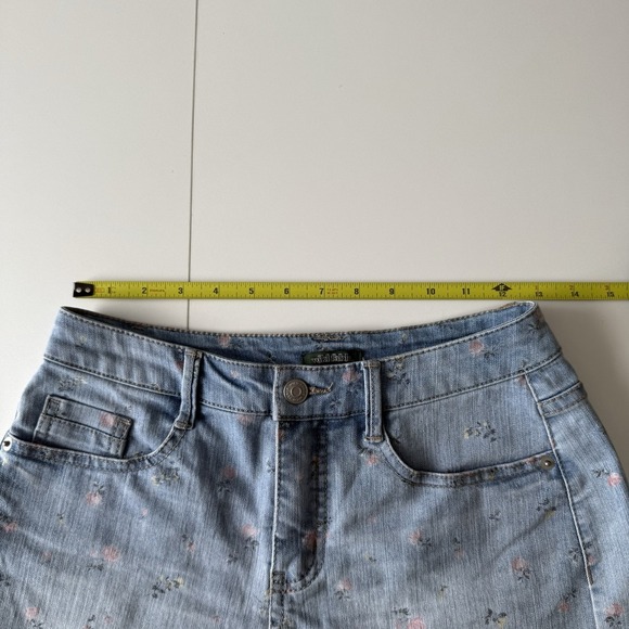 Wild Fable Junior Women's Floral Blue Denim Shorts Size 2 Raw Hem Cut Off - Picture 3 of 4